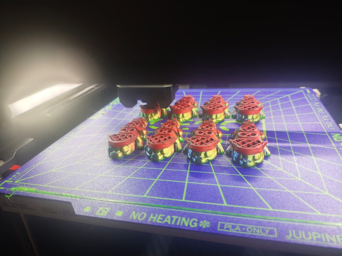 Kleine schillernde Kreaturen-Figuren auf dem Druckbett
