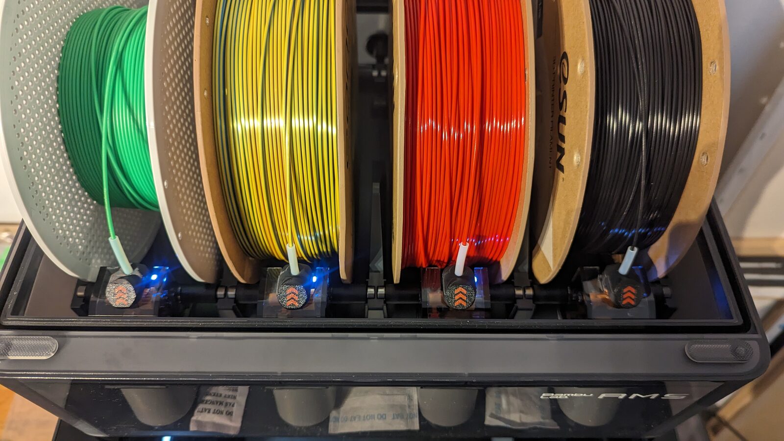 Filamentspulen in verschiedenen Farben im Materialsystem