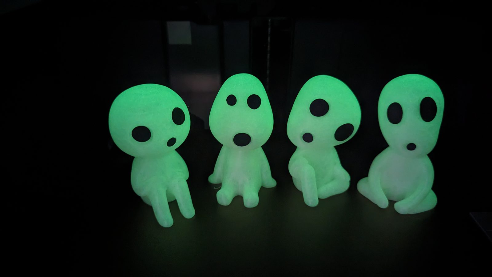 Die gleichen Figuren aus Leuchtfilament, im Dunkeln grün nachleuchtend