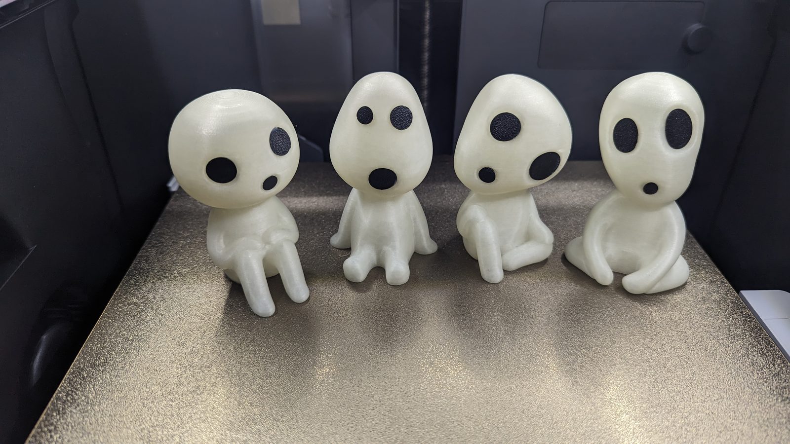 3D-gedruckte Waldgeister aus Leuchtfilament bei Tageslicht